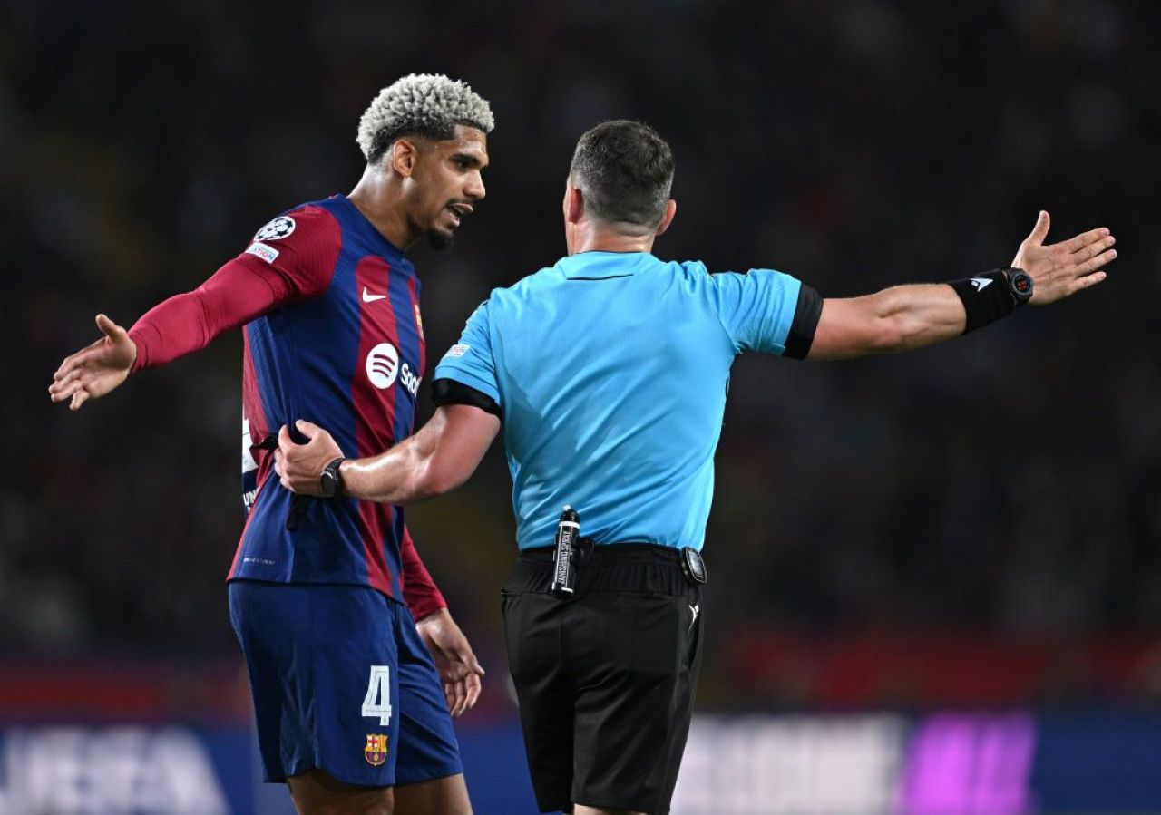 Istvan Kovacs l-a eliminat direct pe Araujo! Ce a scris presa spaniolă și care a fost reacția suporterilor Barcelonei_4