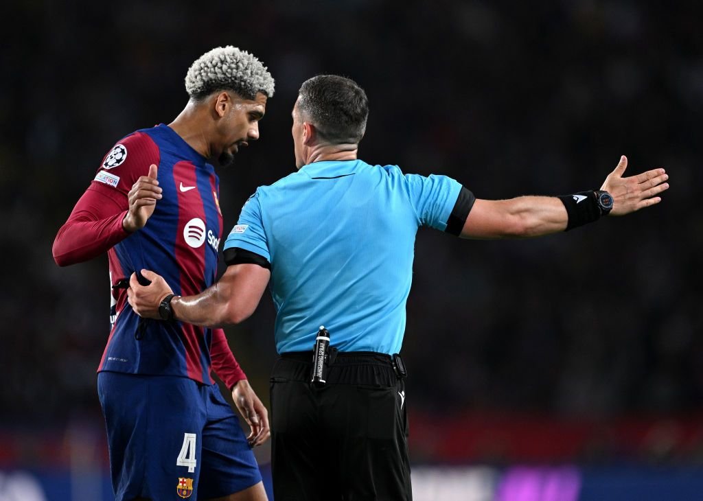Istvan Kovacs l-a eliminat direct pe Araujo! Ce a scris presa spaniolă și care a fost reacția suporterilor Barcelonei_5