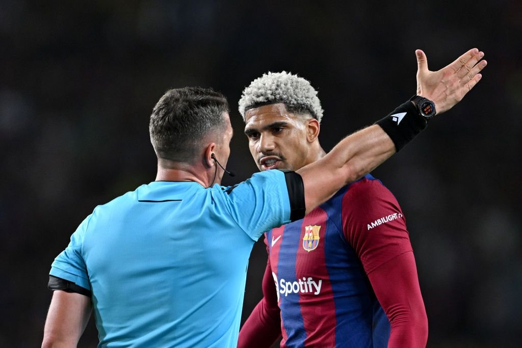 Istvan Kovacs l-a eliminat direct pe Araujo! Ce a scris presa spaniolă și care a fost reacția suporterilor Barcelonei_6