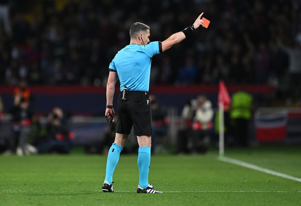 Xavi scos din minți de Istvan Kovacs! Antrenorul a lovit cu piciorul într-un panou, iar arbitrul român nu a ezitat_3