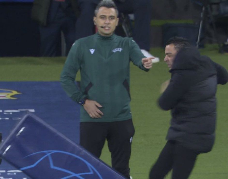 Xavi scos din minți de Istvan Kovacs! Antrenorul a lovit cu piciorul într-un panou, iar arbitrul român nu a ezitat_4