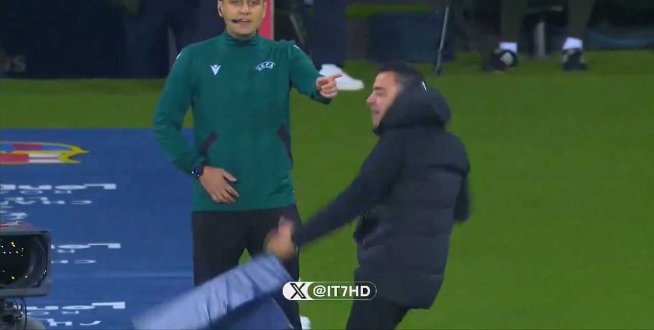 Xavi scos din minți de Istvan Kovacs! Antrenorul a lovit cu piciorul într-un panou, iar arbitrul român nu a ezitat_6