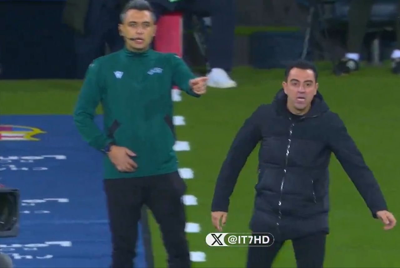 Xavi scos din minți de Istvan Kovacs! Antrenorul a lovit cu piciorul într-un panou, iar arbitrul român nu a ezitat_8