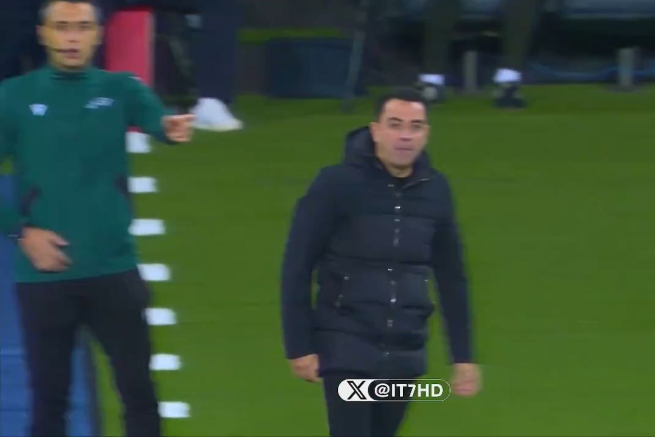 Xavi scos din minți de Istvan Kovacs! Antrenorul a lovit cu piciorul într-un panou, iar arbitrul român nu a ezitat_9