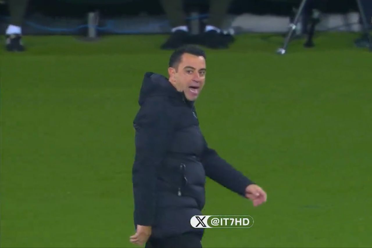 Xavi scos din minți de Istvan Kovacs! Antrenorul a lovit cu piciorul într-un panou, iar arbitrul român nu a ezitat_13