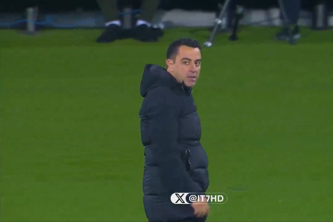 Xavi scos din minți de Istvan Kovacs! Antrenorul a lovit cu piciorul într-un panou, iar arbitrul român nu a ezitat_14