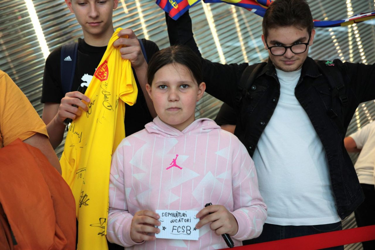 Jucătorii de la FCSB, luați pe sus de o mare de copii_2