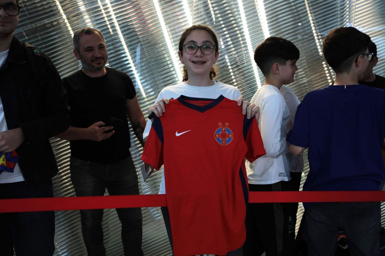 Jucătorii de la FCSB, luați pe sus de o mare de copii_5