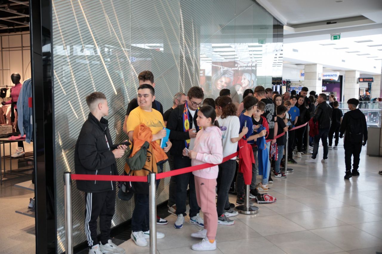 Jucătorii de la FCSB, luați pe sus de o mare de copii_6