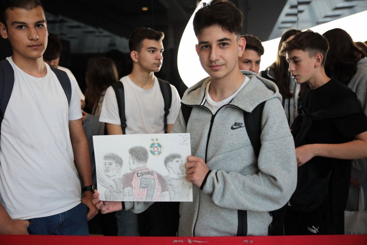 Jucătorii de la FCSB, luați pe sus de o mare de copii_1