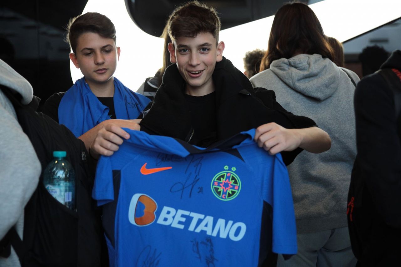 Jucătorii de la FCSB, luați pe sus de o mare de copii_7