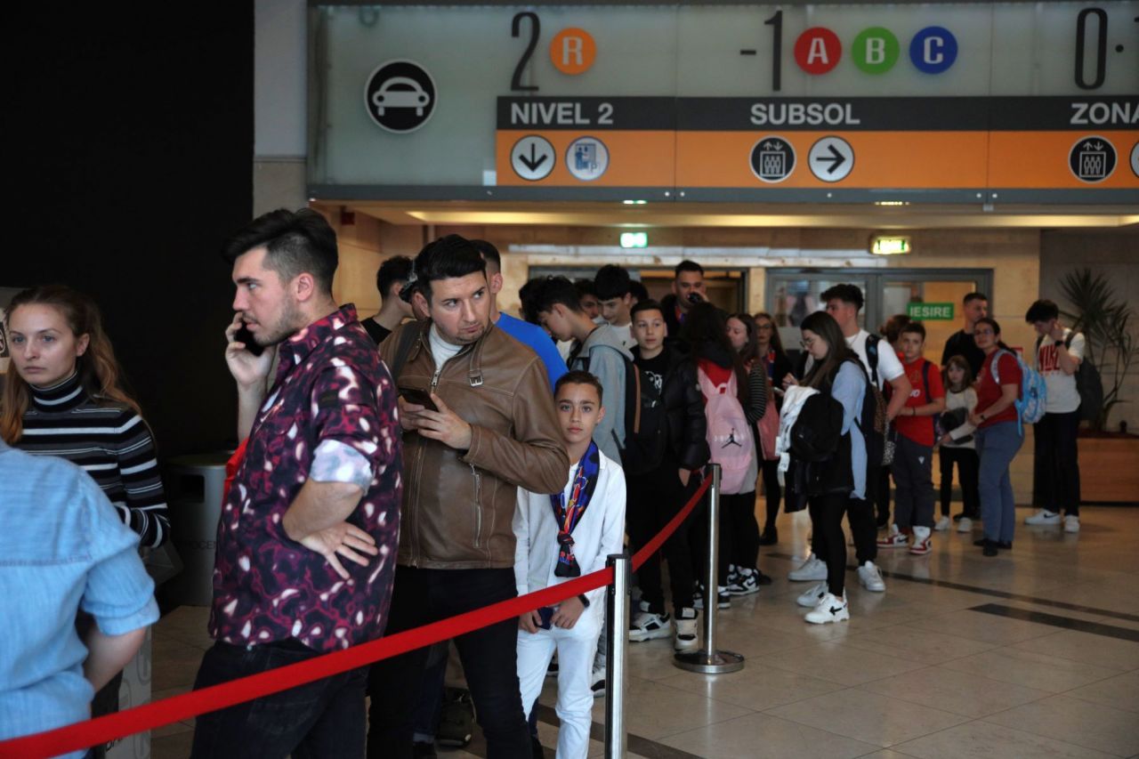 Jucătorii de la FCSB, luați pe sus de o mare de copii_8