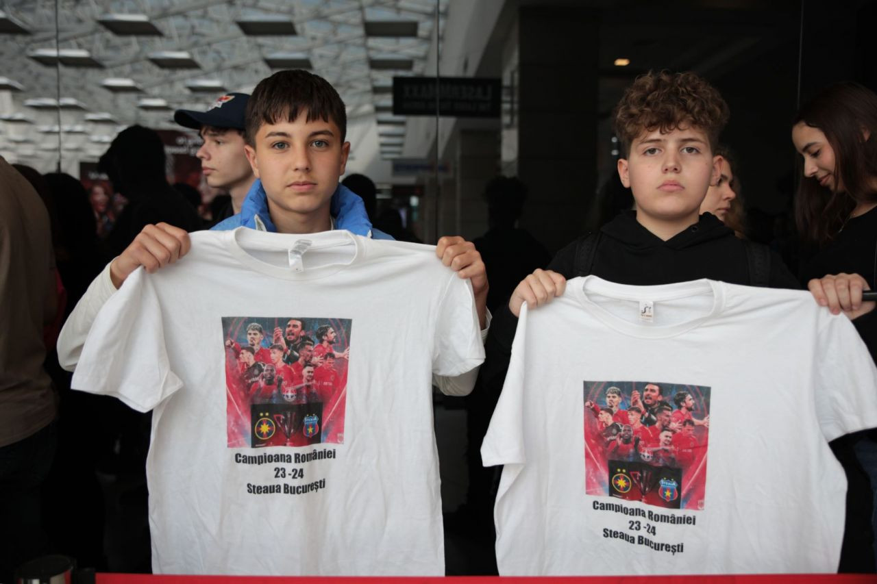 Jucătorii de la FCSB, luați pe sus de o mare de copii_9