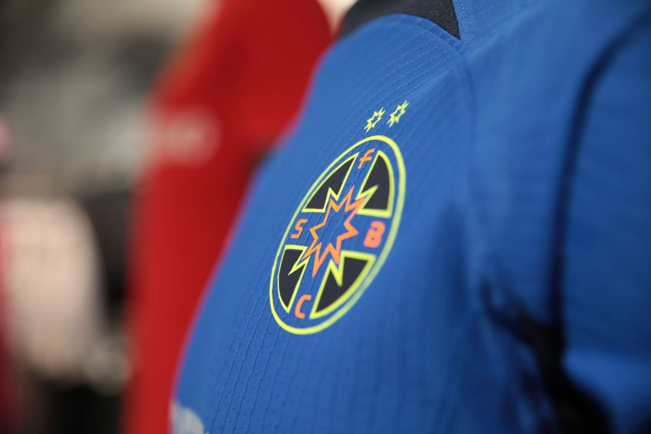 Jucătorii de la FCSB, luați pe sus de o mare de copii_10