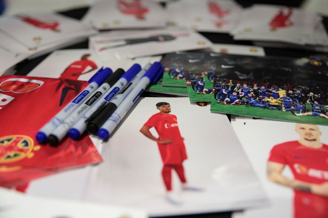 Jucătorii de la FCSB, luați pe sus de o mare de copii_11