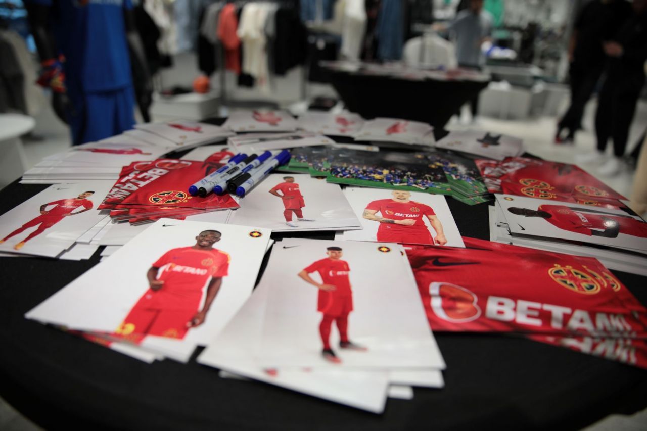 Jucătorii de la FCSB, luați pe sus de o mare de copii_12