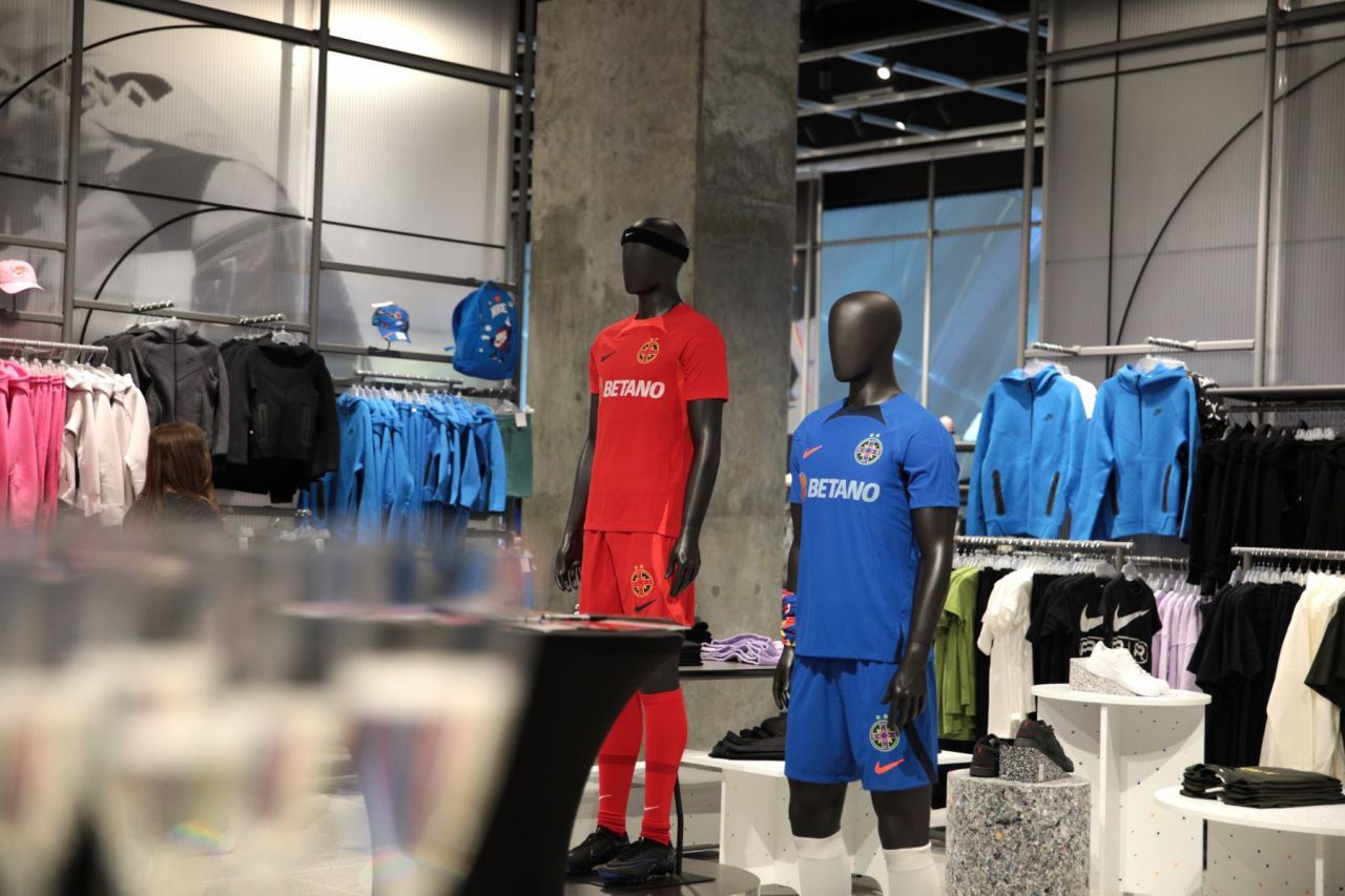 Jucătorii de la FCSB, luați pe sus de o mare de copii_13