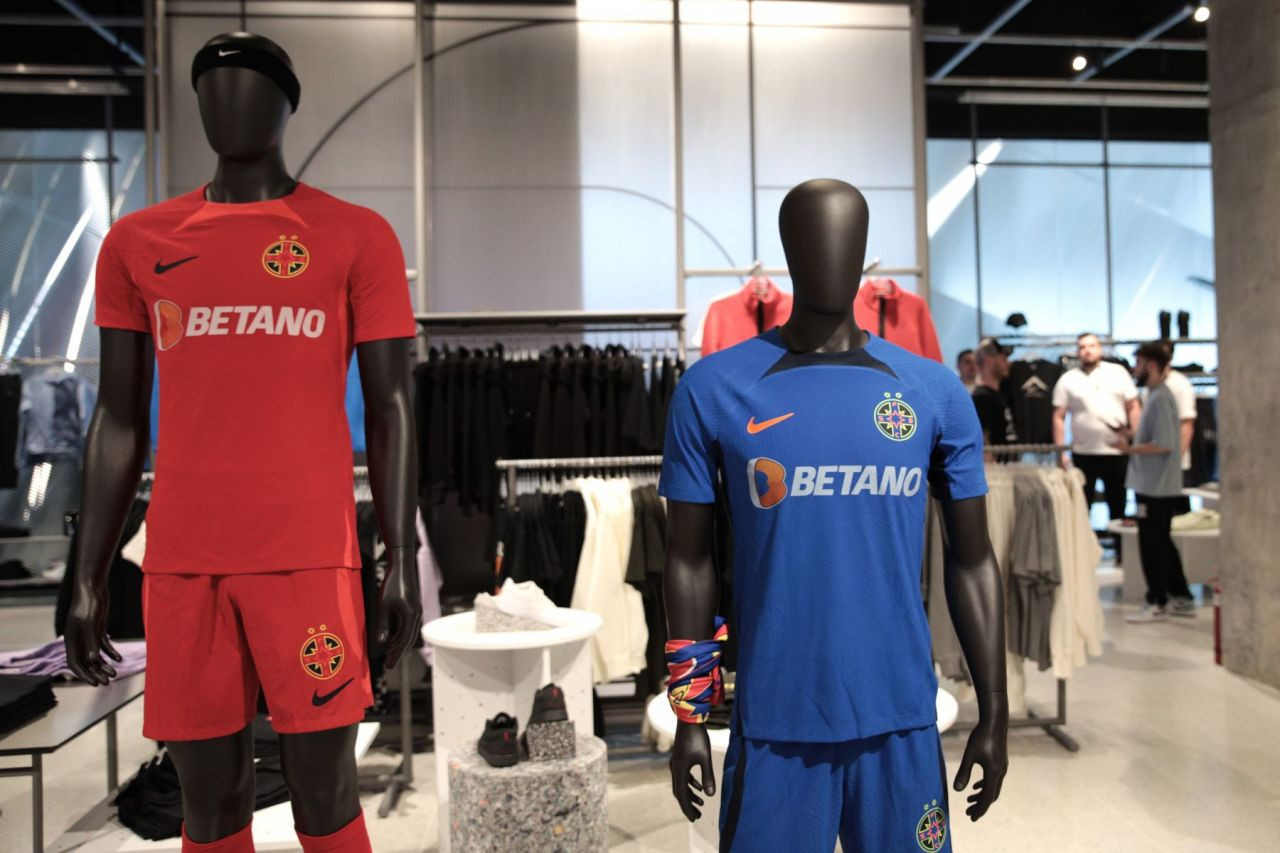 Jucătorii de la FCSB, luați pe sus de o mare de copii_14