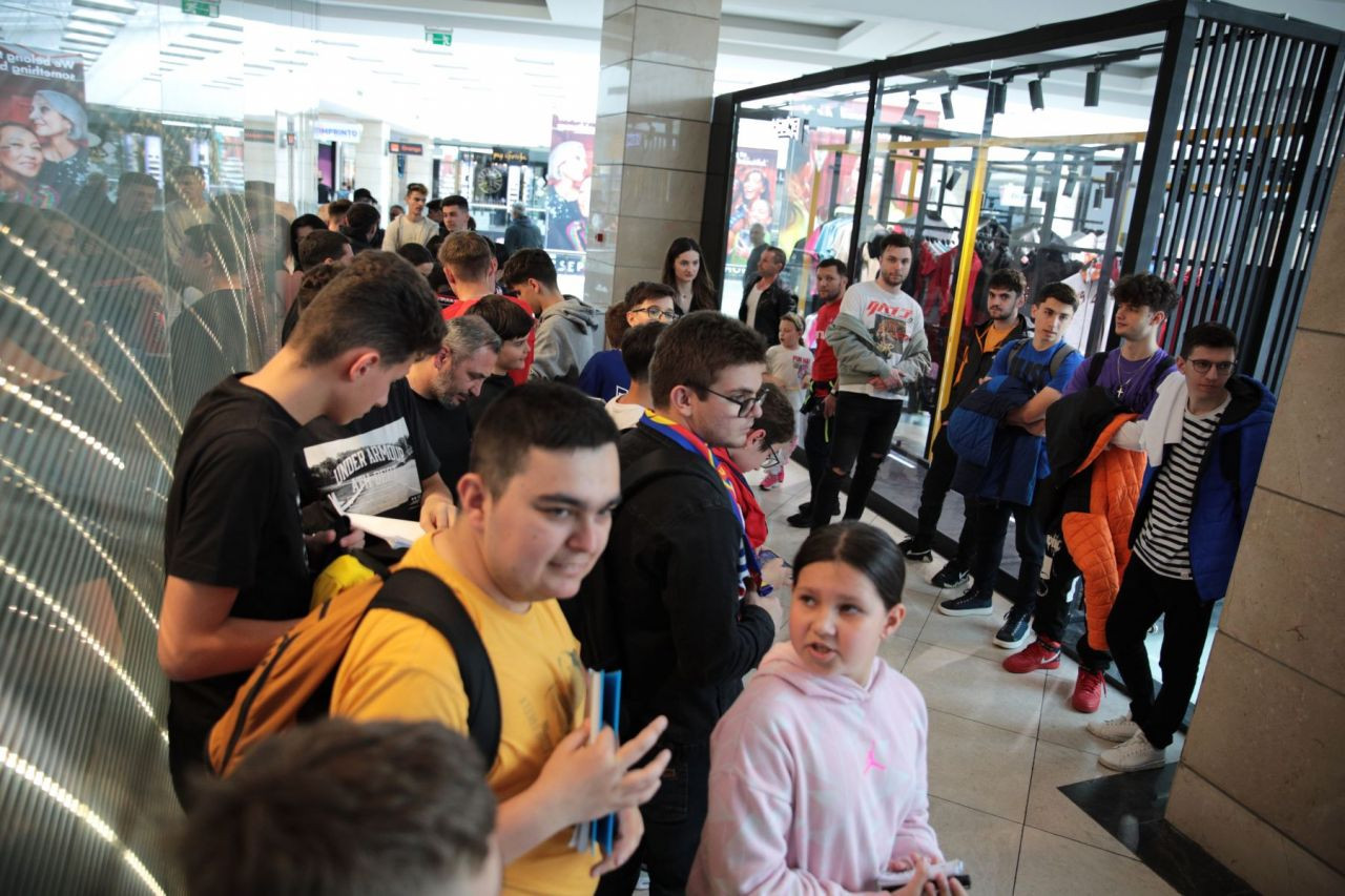 Jucătorii de la FCSB, luați pe sus de o mare de copii_16