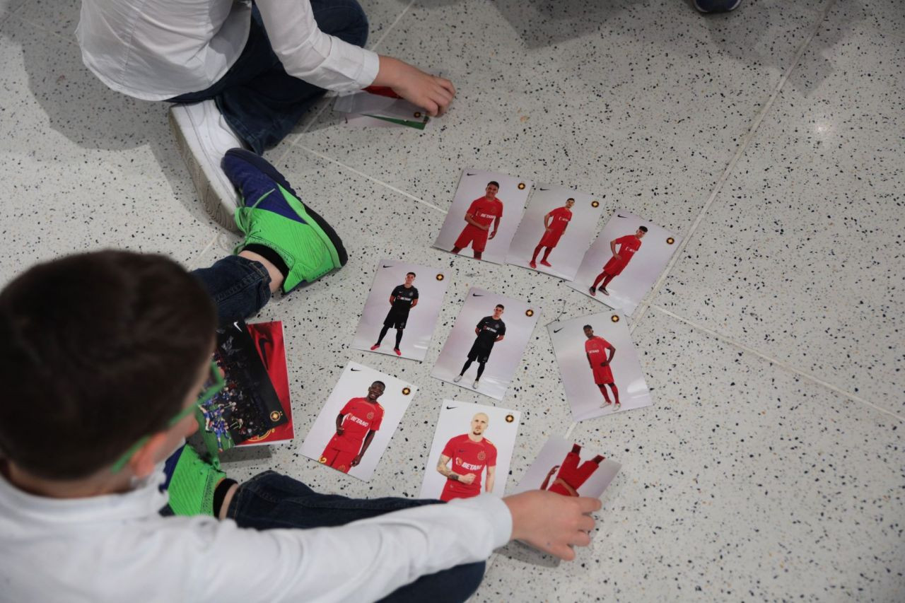 Jucătorii de la FCSB, luați pe sus de o mare de copii_17