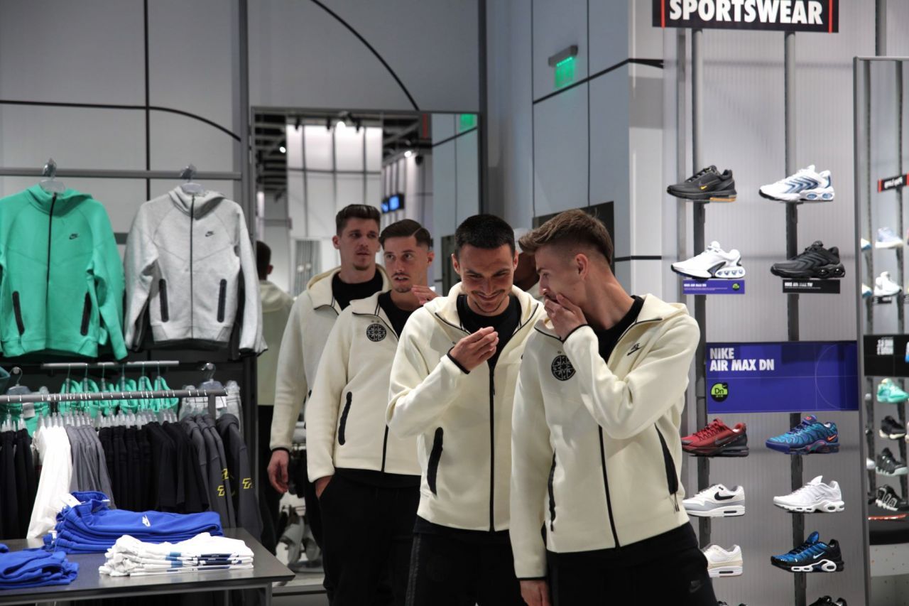 Jucătorii de la FCSB, luați pe sus de o mare de copii_18