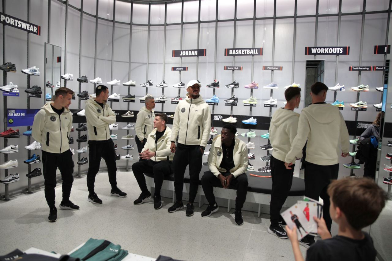 Jucătorii de la FCSB, luați pe sus de o mare de copii_20