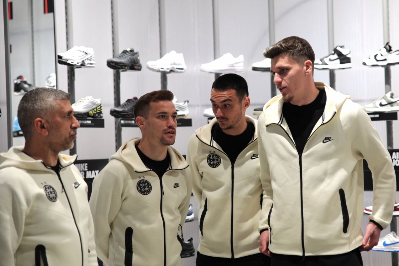 Jucătorii de la FCSB, luați pe sus de o mare de copii_21