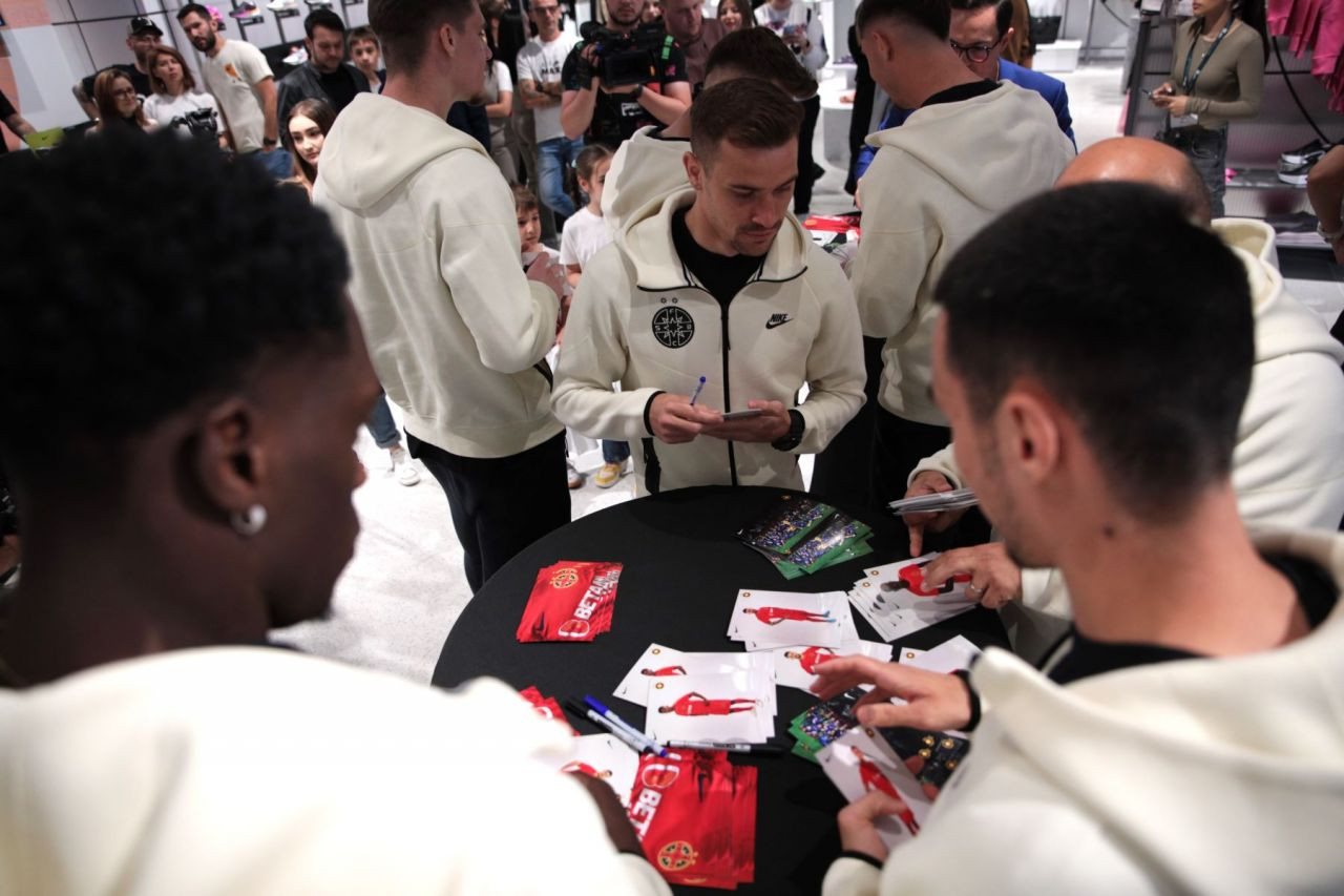 Jucătorii de la FCSB, luați pe sus de o mare de copii_22