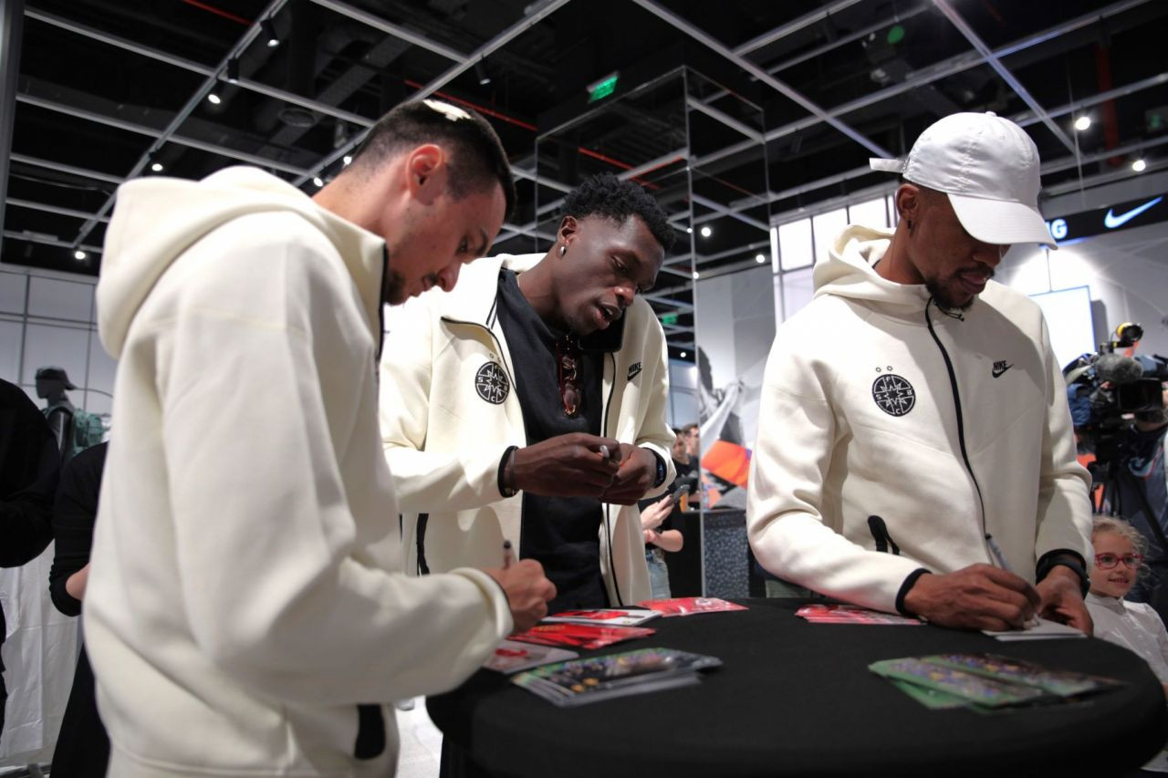 Jucătorii de la FCSB, luați pe sus de o mare de copii_23