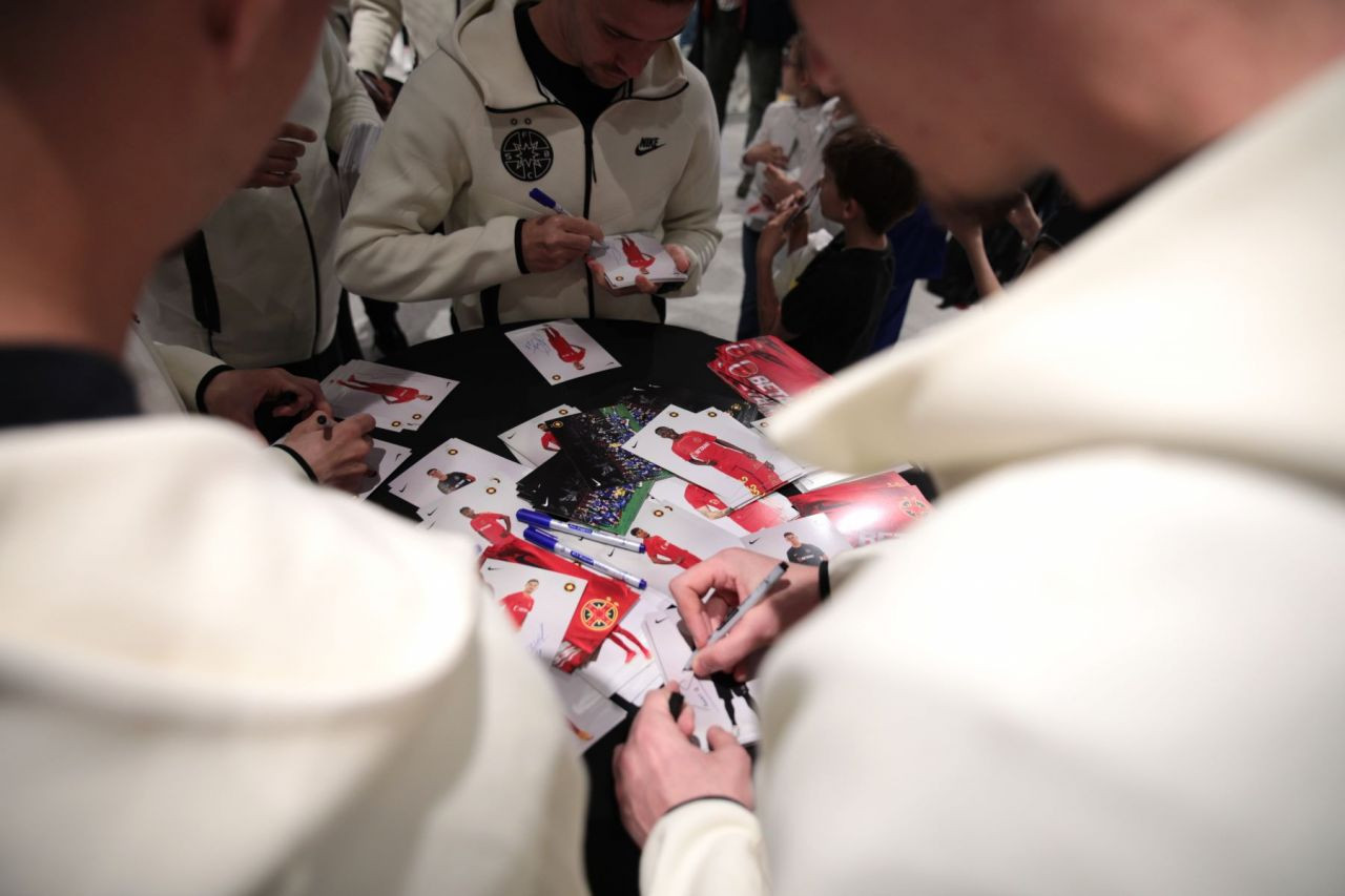 Jucătorii de la FCSB, luați pe sus de o mare de copii_24