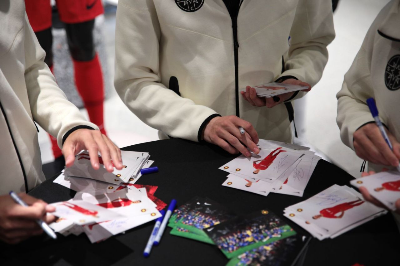 Jucătorii de la FCSB, luați pe sus de o mare de copii_25