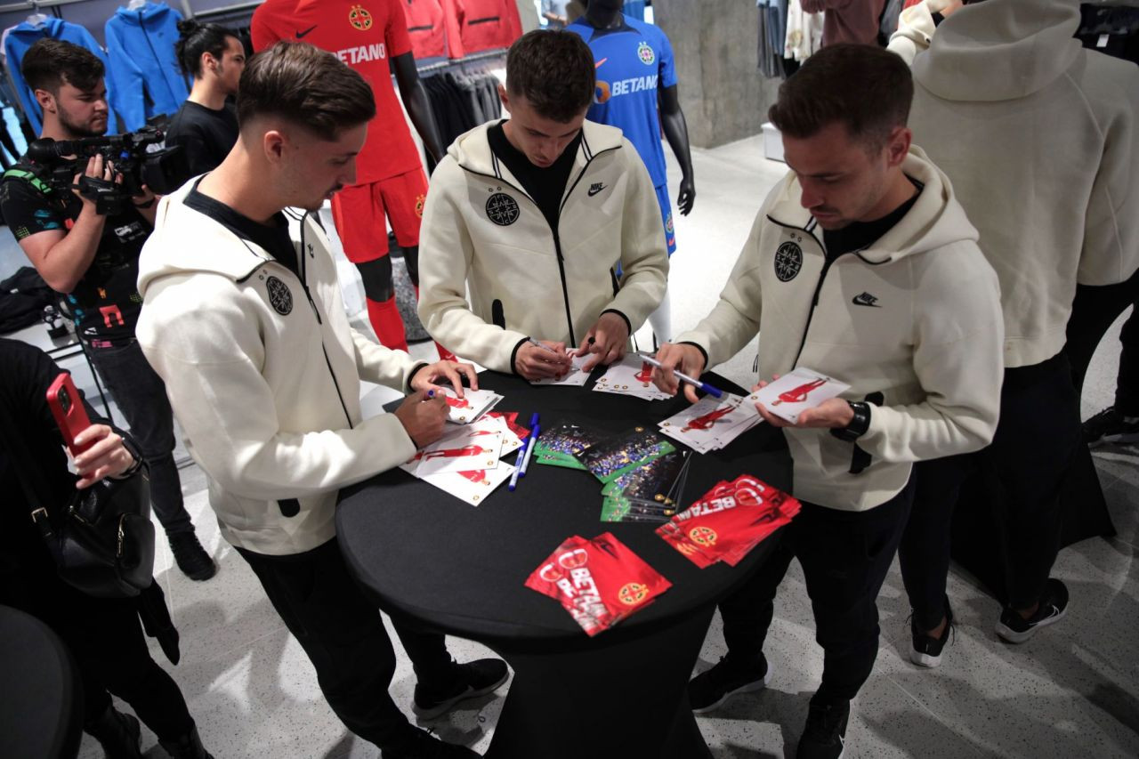 Jucătorii de la FCSB, luați pe sus de o mare de copii_26