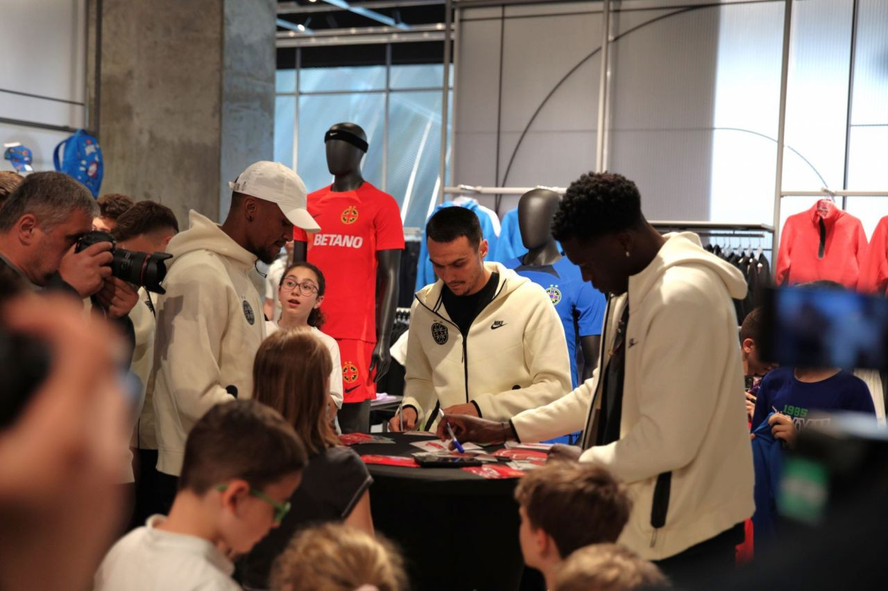 Jucătorii de la FCSB, luați pe sus de o mare de copii_27