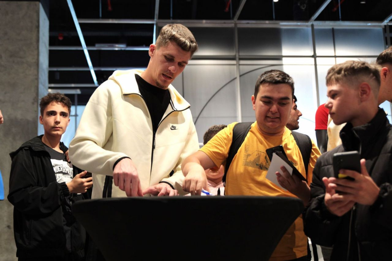 Jucătorii de la FCSB, luați pe sus de o mare de copii_28