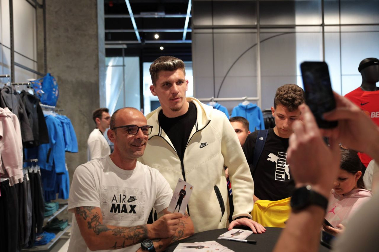 Jucătorii de la FCSB, luați pe sus de o mare de copii_29