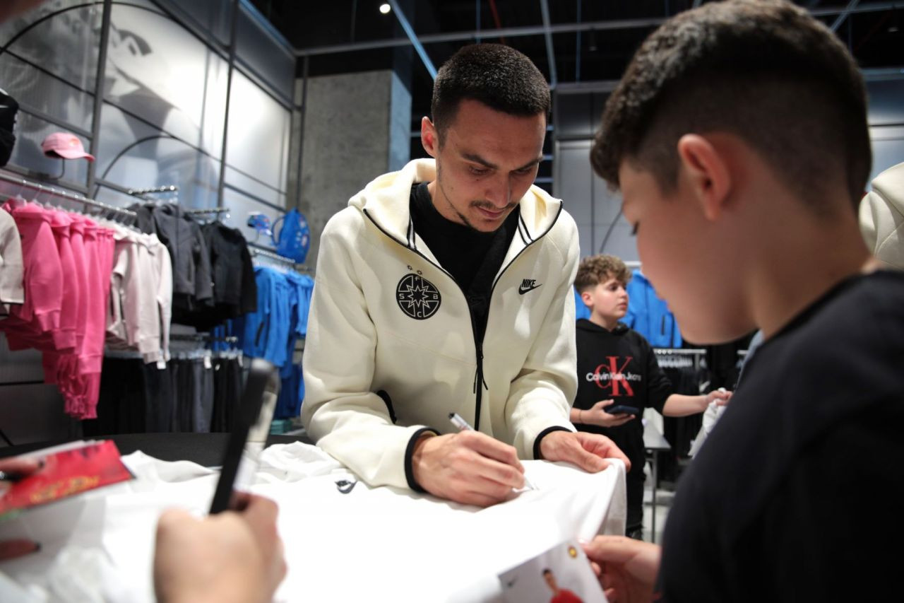 Jucătorii de la FCSB, luați pe sus de o mare de copii_32