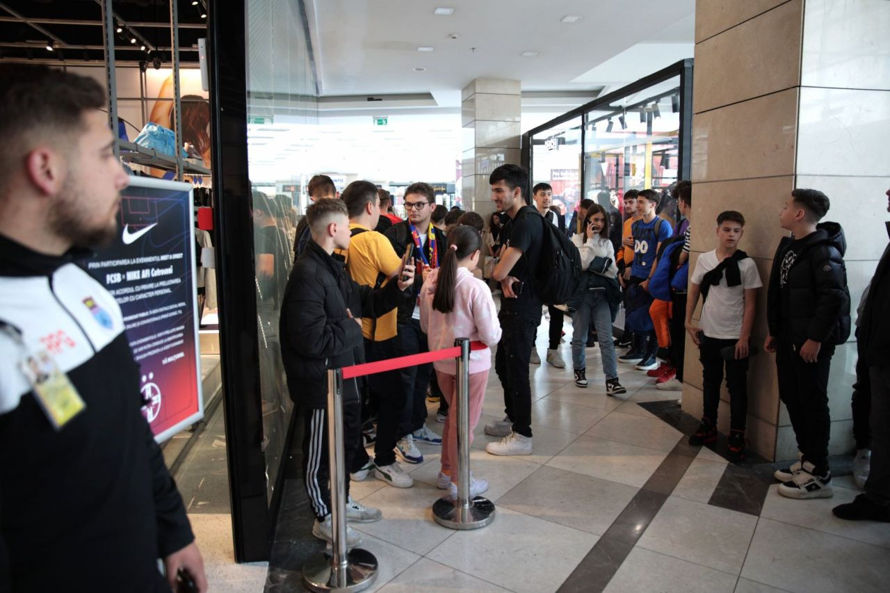 Jucătorii de la FCSB, luați pe sus de o mare de copii_33