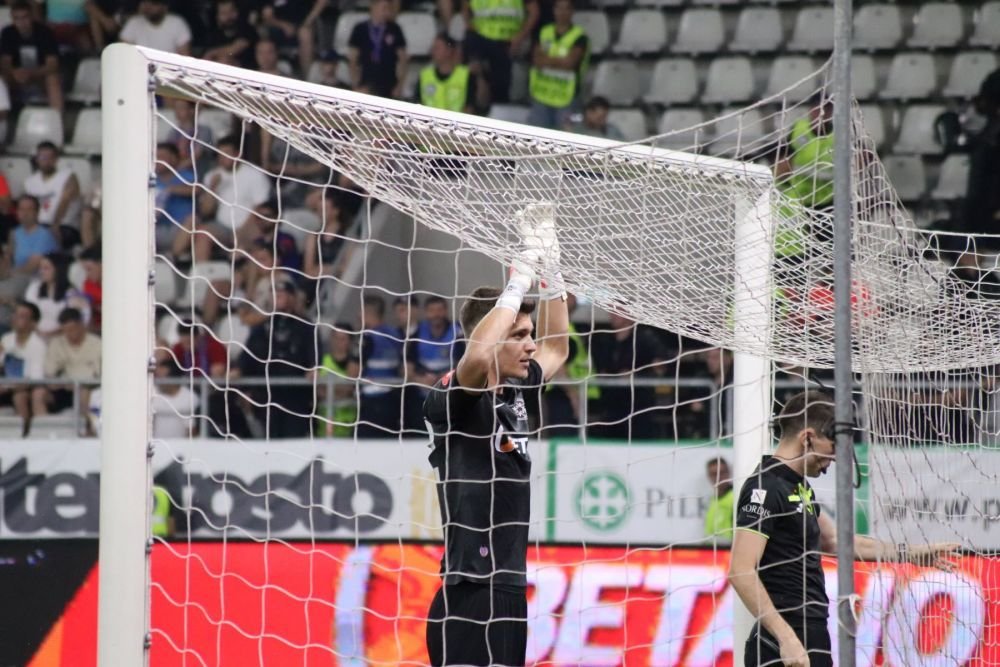 Poză de colecție de la ultimul titlu cucerit de FCSB. Târnovanu avea 15 ani și juca la altă echipă, dar se bucura cu Gigi Becali! _13
