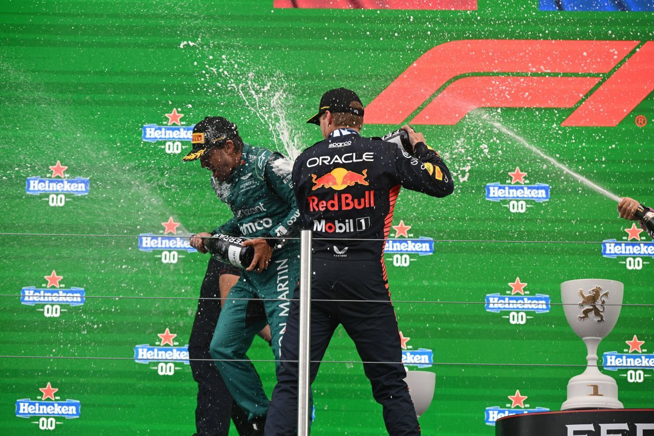 Neașteptat! Max Verstappen susține două echipe de fotbal: