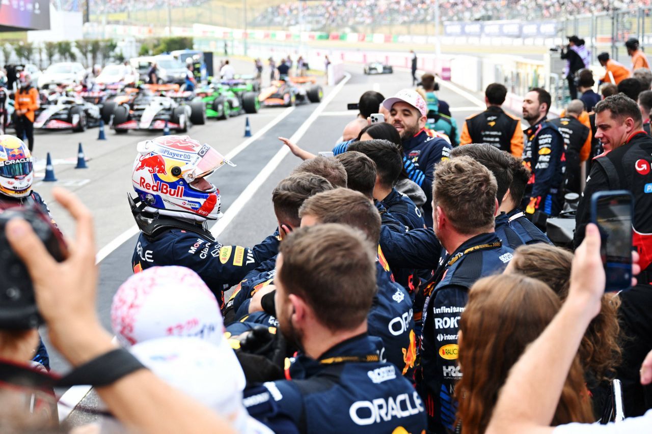 Neașteptat! Max Verstappen susține două echipe de fotbal: