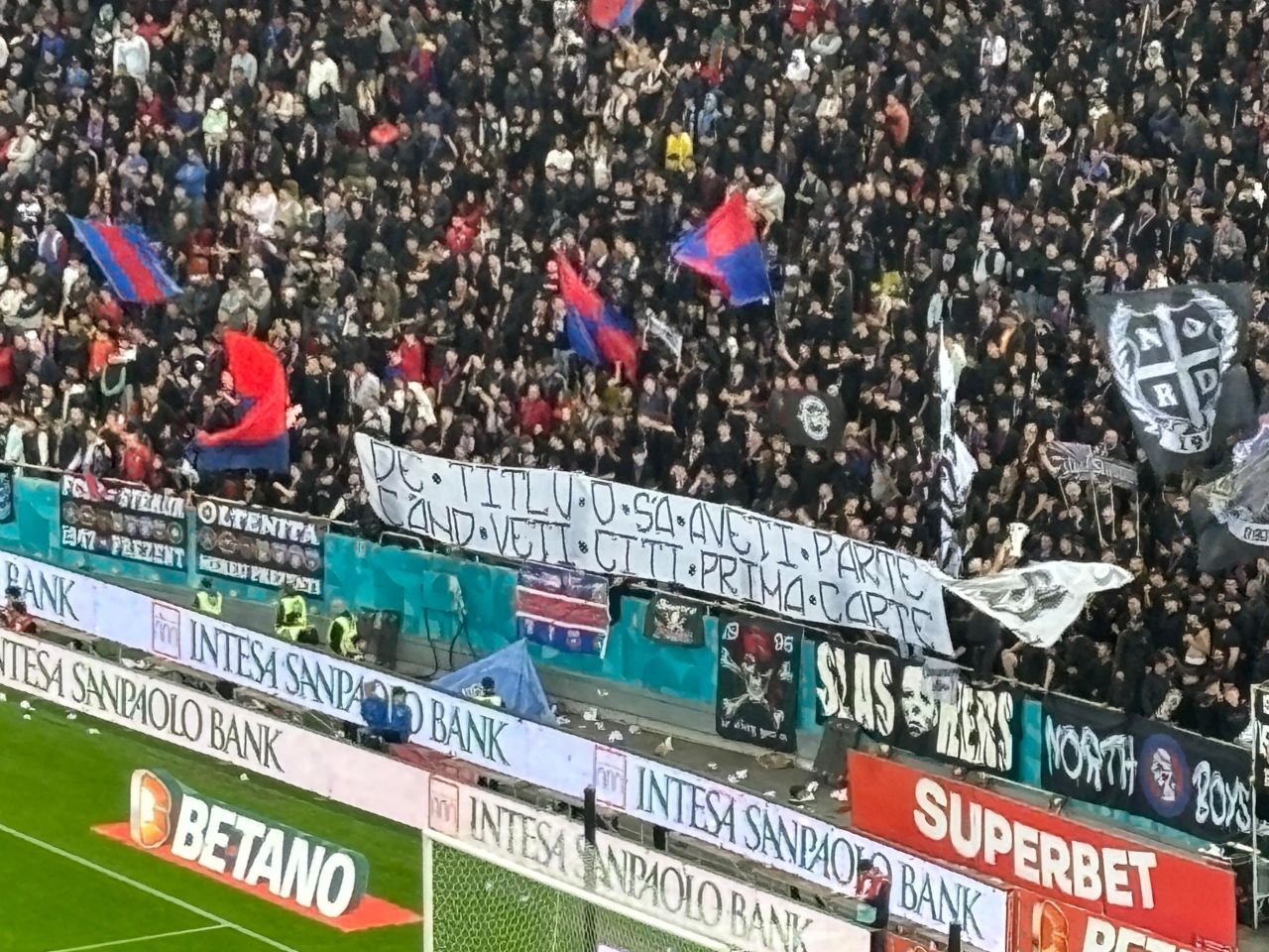 Bannerele cu venin afișate spre fanii rapidiști de galeria FCSB-ului