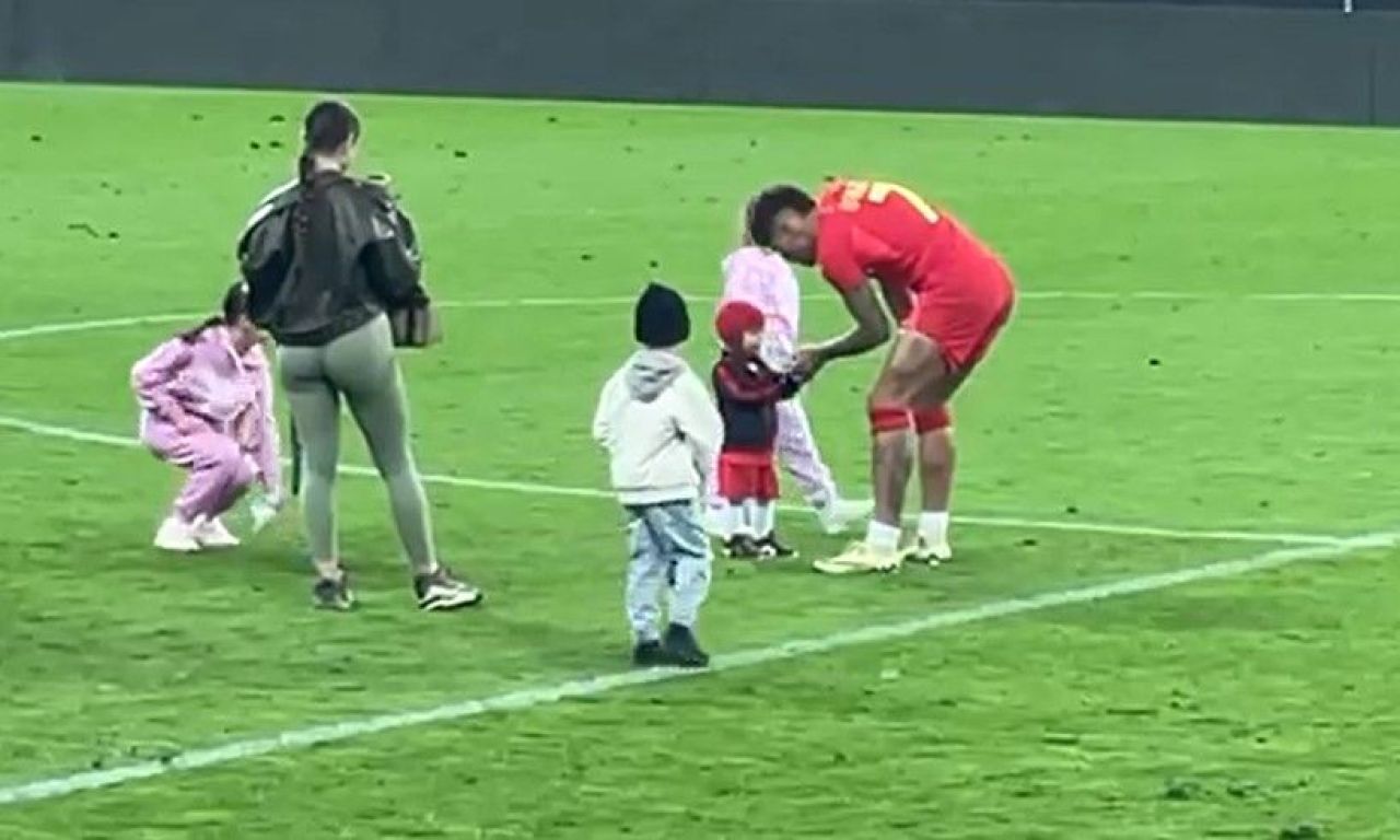 Florinel Coman cu soția și Valentin Crețu au dat în mintea copiilor! Ce au făcut la finalul meciului FCSB - Rapid 2-2_1