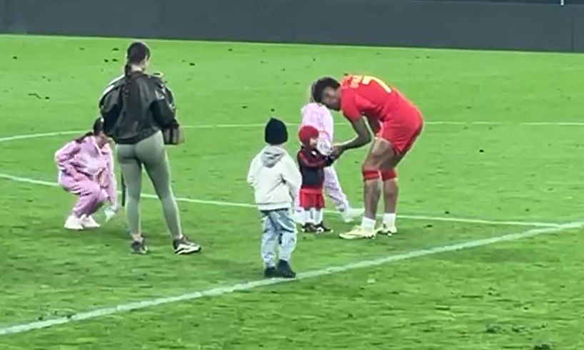 Florinel Coman cu soția și Valentin Crețu au dat în mintea copiilor! Ce au făcut la finalul meciului FCSB - Rapid 2-2_1