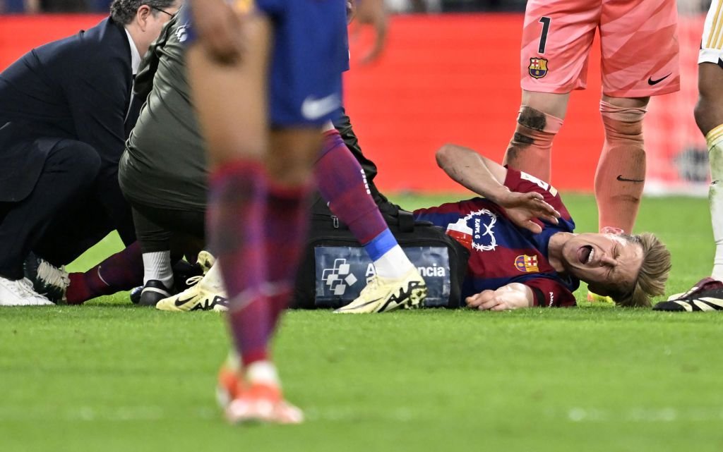 Ieșit pe targă de pe teren în El Clasico, starul Barcelonei a primit un verdict dur _2