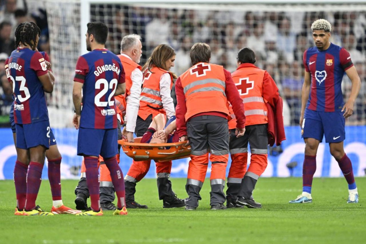 Ieșit pe targă de pe teren în El Clasico, starul Barcelonei a primit un verdict dur _1