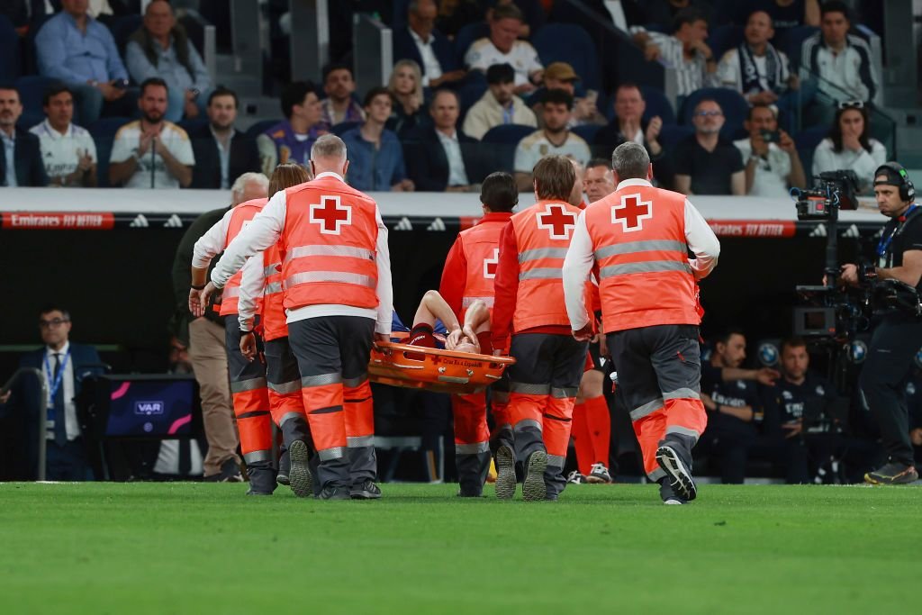 Ieșit pe targă de pe teren în El Clasico, starul Barcelonei a primit un verdict dur _3