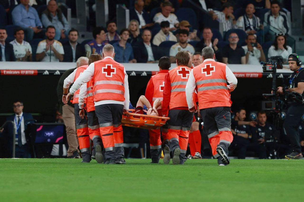 Ieșit pe targă de pe teren în El Clasico, starul Barcelonei a primit un verdict dur _3