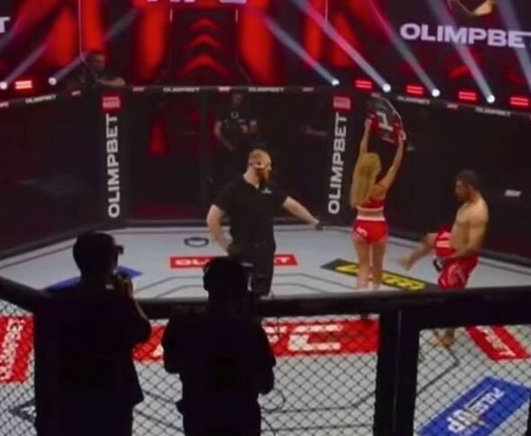 Luptător MMA, suspendat pe viață și bătut de fani, după ce a atacat o fată de ring_2