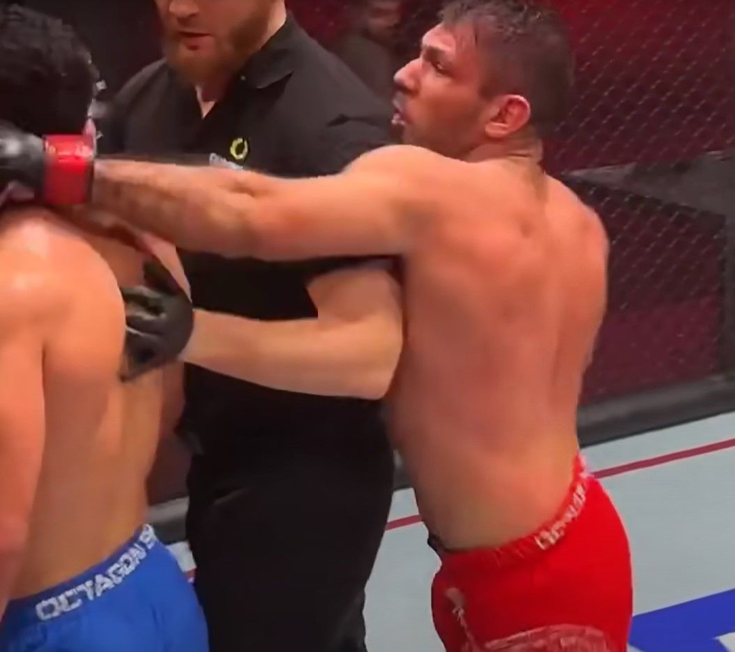 Luptător MMA, suspendat pe viață și bătut de fani, după ce a atacat o fată de ring_9