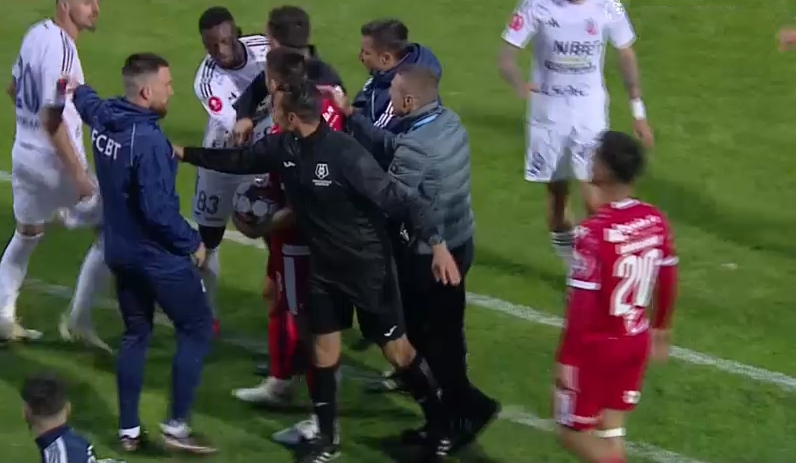 Bogdan Andone a cedat nervos la Botoșani - Dinamo! Antrenorul a sărit la arbitrul meciului_3